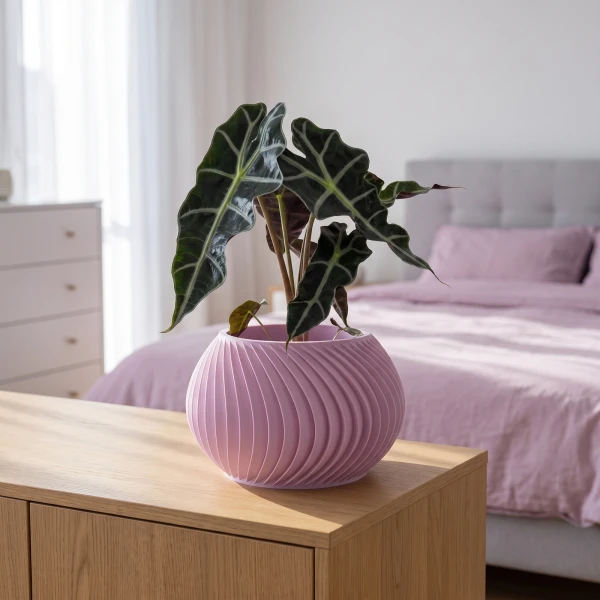 Doniczka Felira 3D, kolor pudrowy róż, z rośliną w salonie