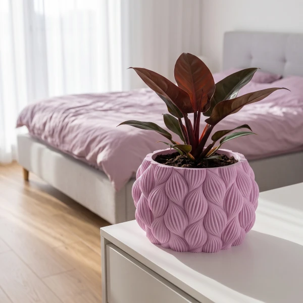Doniczka Tavira 3D, kolor pudrowy róż, z rośliną w salonie