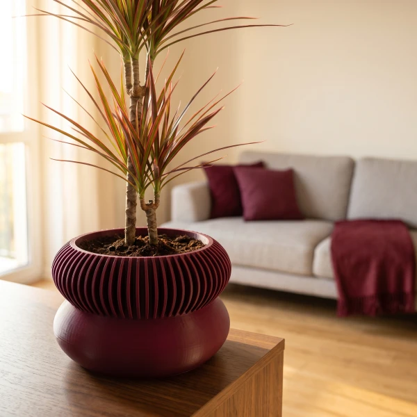 Doniczka Varami 3D, kolor bordowy, z rośliną w salonie