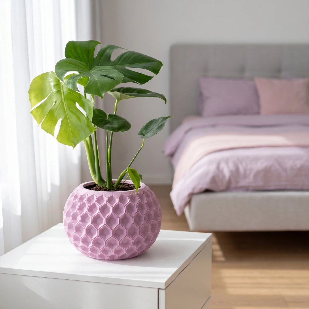 Doniczka Yvara 3D, kolor pudrowy róż, z rośliną w salonie