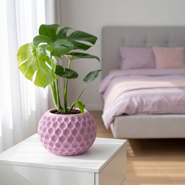 Doniczka Yvara 3D, kolor pudrowy róż, z rośliną w salonie