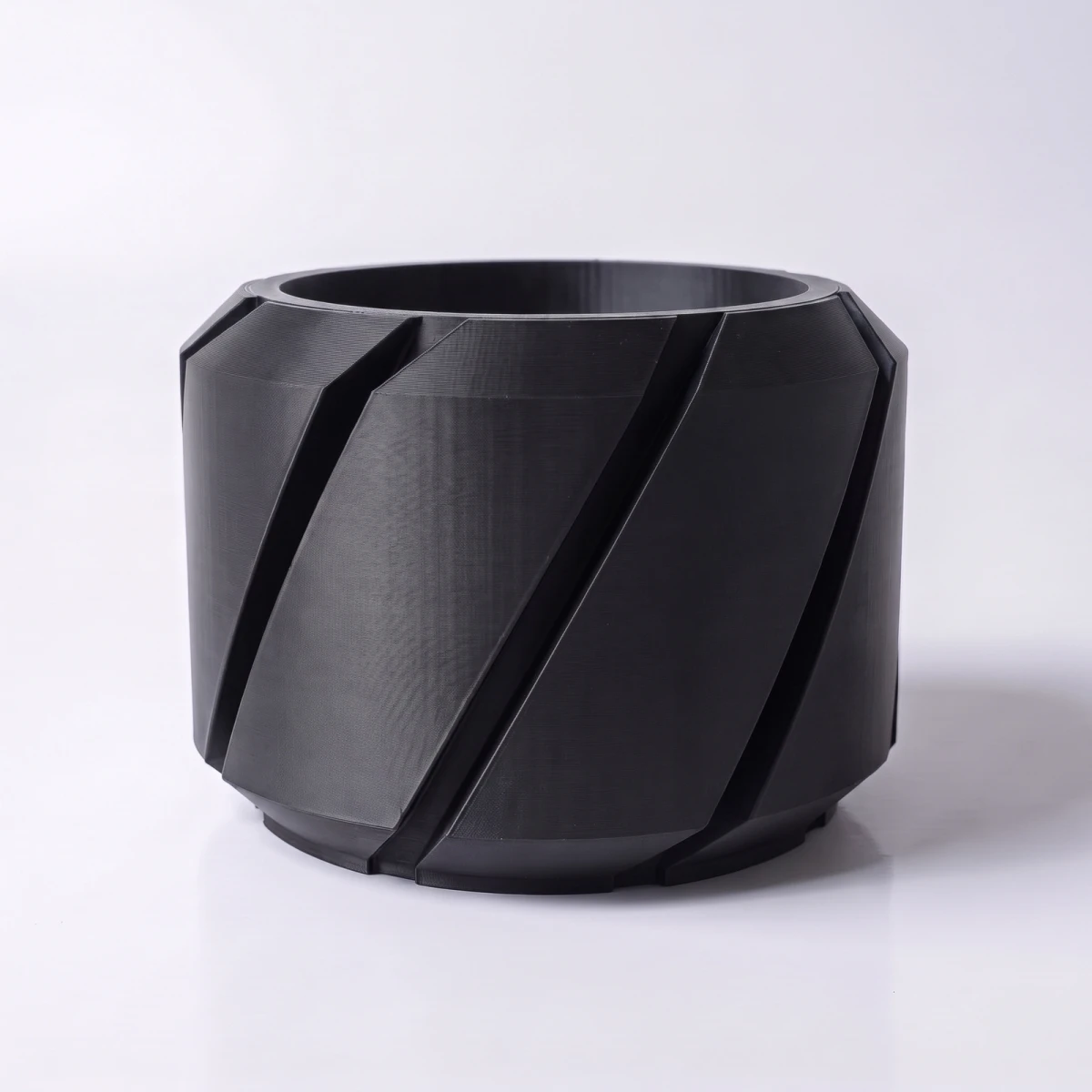 Doniczka Zamara 3D, kolor węgiel drzewny, zdjęcie studyjne