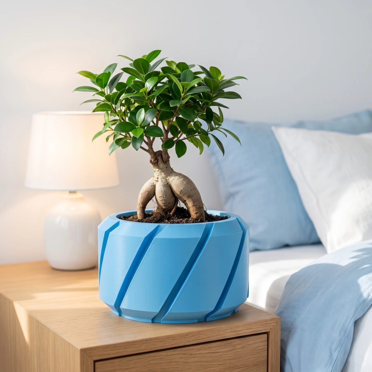 Doniczka Zamara 3D, kolor niebieski, z rośliną w kuchni